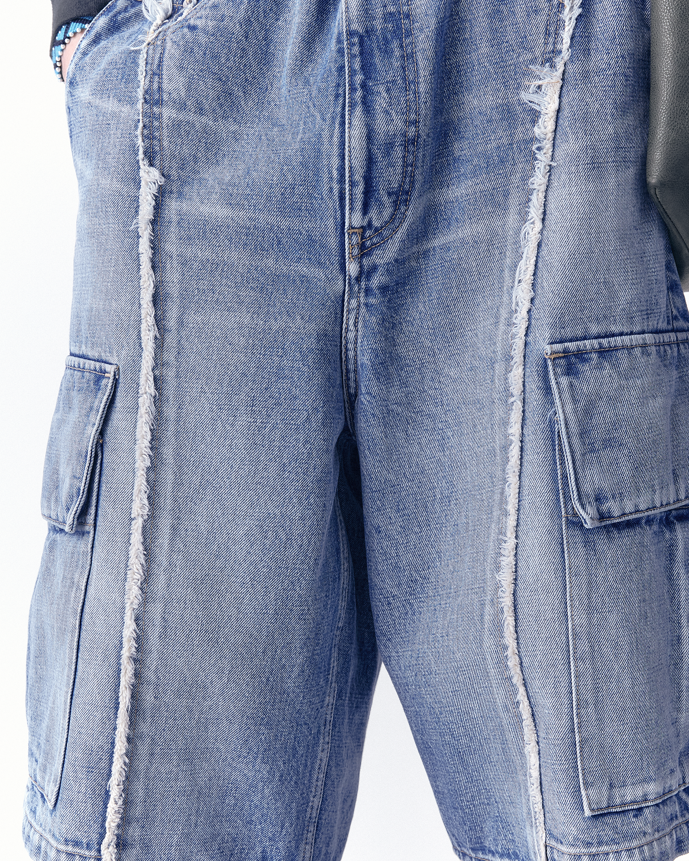 DAX SELVEDGE AFFIX CARGO SHORTS IN DENIM – VUJA DÉ DAX SELVEDGE AFFIX CARGO SHORTS IN DENIM – VUJA DÉ