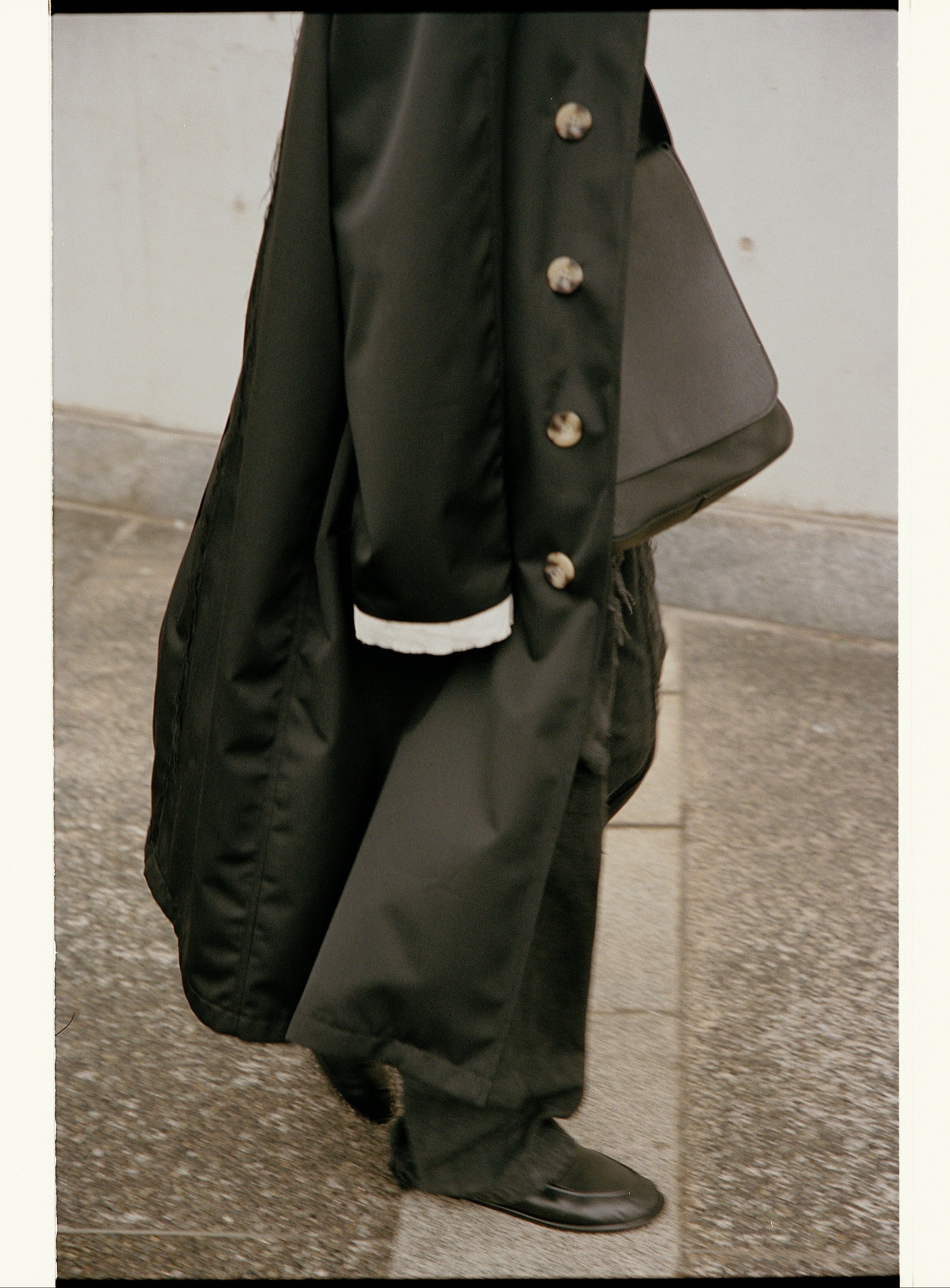 The “Lien” Virgin Wool Coat in matte black – VUJA DÉ